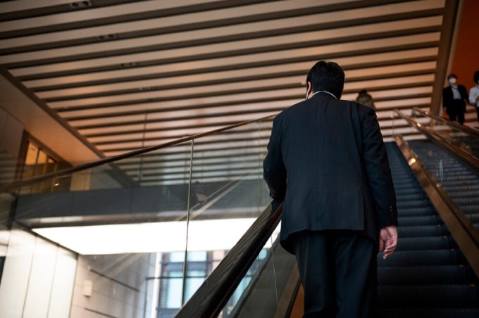 Businessman montant un escalier